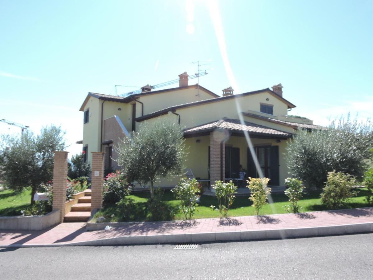 La Casa Di Marco E Lorella Fratta Todina Exterior photo